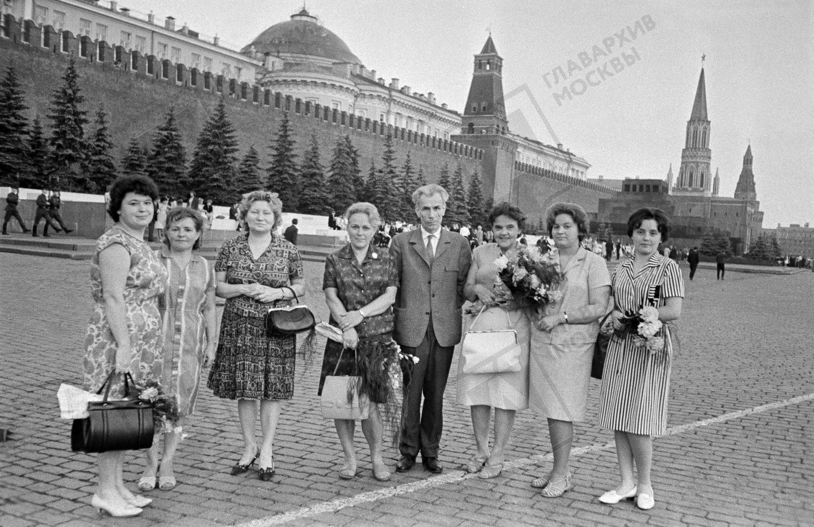 Преподаватели средних школ на Красной площади после выпускного бала. Москва. Июнь 1960 г. Фото Б. Ярославцева. Главархив Москвы