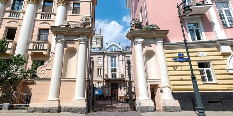 Специалисты приступили к реставрации скульптур львов на пилонах жилого дома Генерального штаба в Ермолаевском переулке