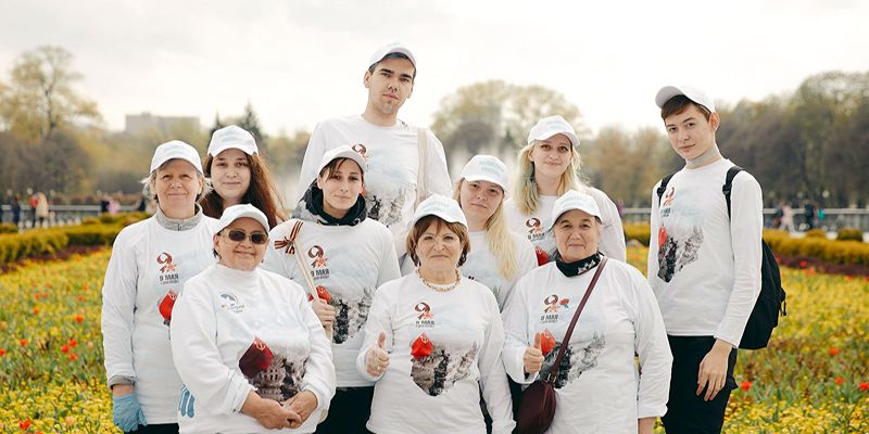 «Вахта памяти», «Улицы героев» и парад Победы: как Москве помогают патриотические волонтеры