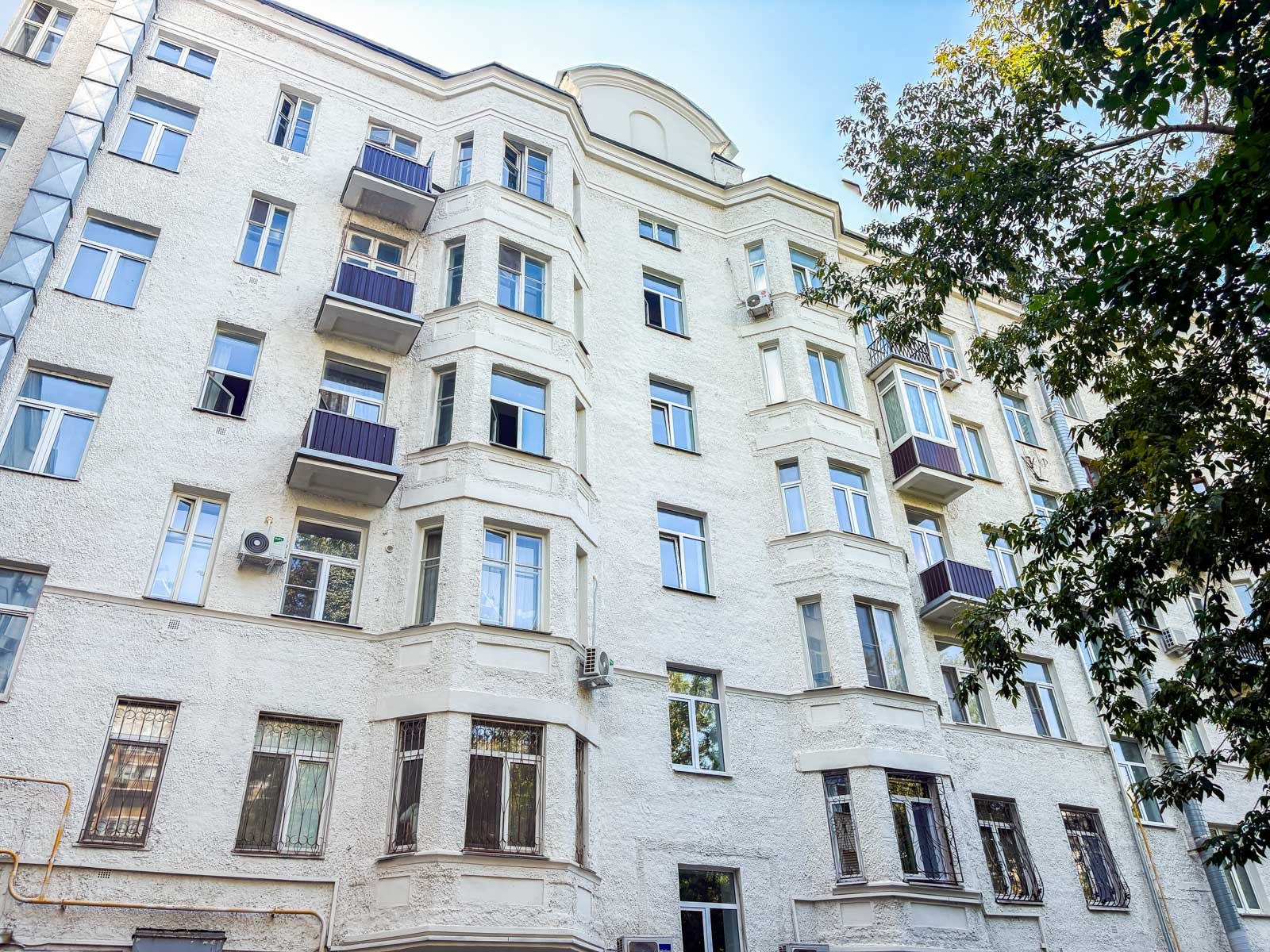 От модерна до неоготики: какие дома с аттиками капитально отремонтировали в Москве
