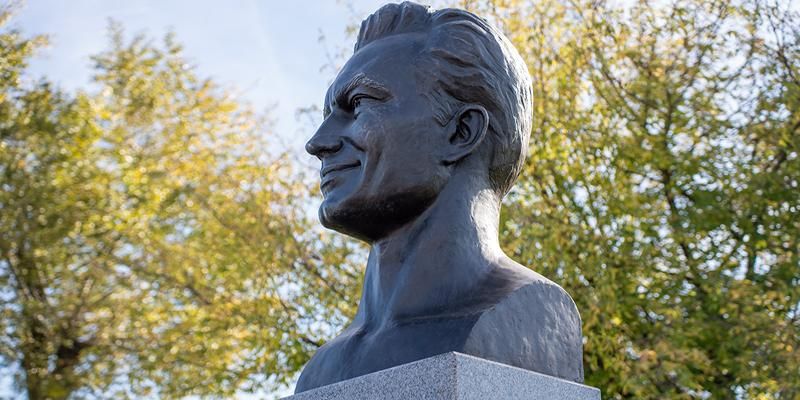Бюст Германа Титова занял почетное место на аллее Космонавтов