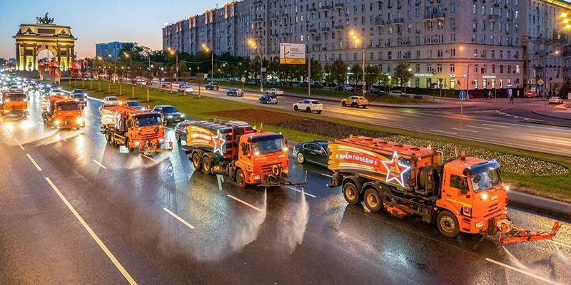Наклейки и световые элементы: как украсили столичную коммунальную технику ко Дню Победы