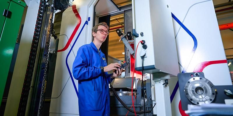 Столичная компания откроет серийное производство станков для обработки деталей авиадвигателей