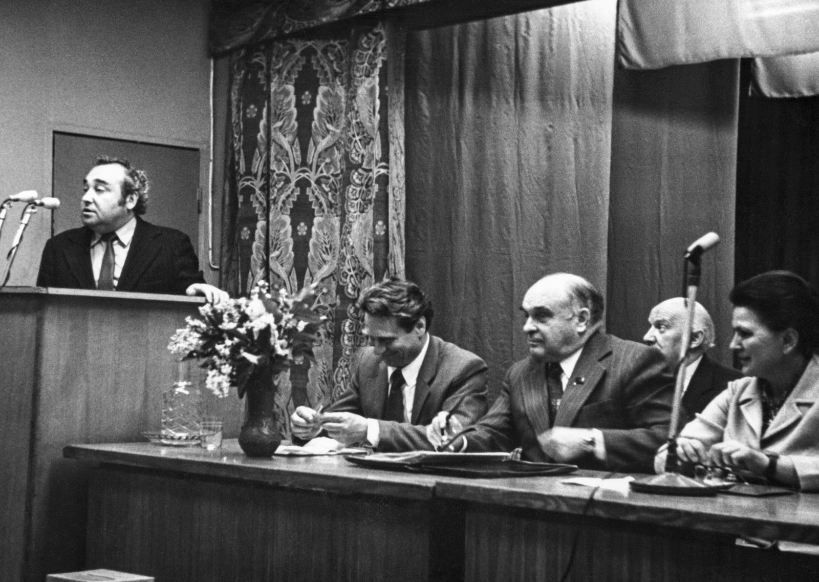 Председатель исполкома Ленинского райсовета В.Д. Новожилов выступает на встрече с работниками Московского шелкового комбината «Красная Роза» им. Розы Люксембург во время проведения Дня открытого письма. Автор – А. Романов. Москва. 07.06.1982 г. Главархив Москвы