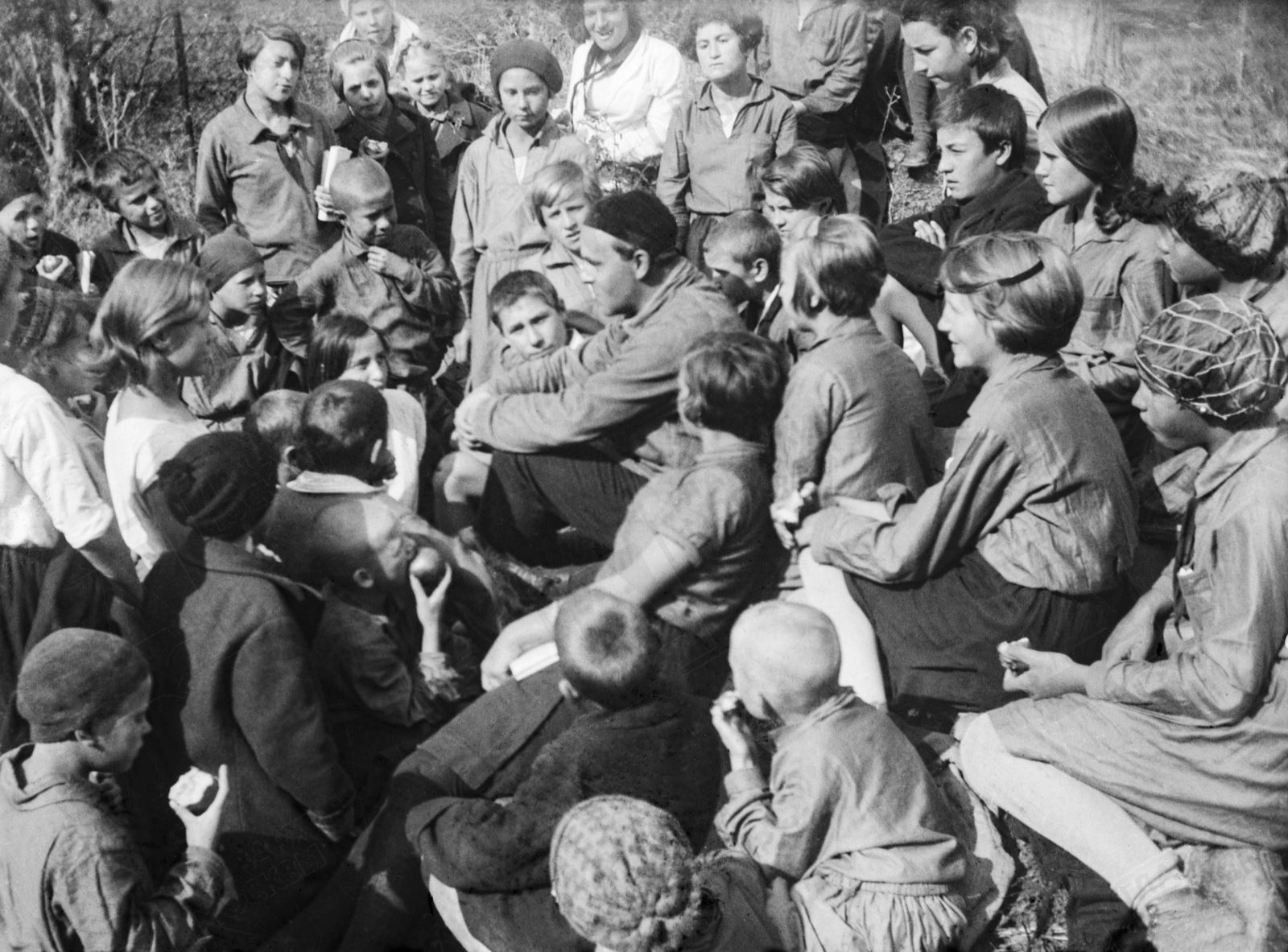 Пионеры, отдыхающие в пионерском лагере «Артек», слушают рассказ одного из гостей лагеря. 1931 г. Фото Я.Е. Берлина. Главархив Москвы