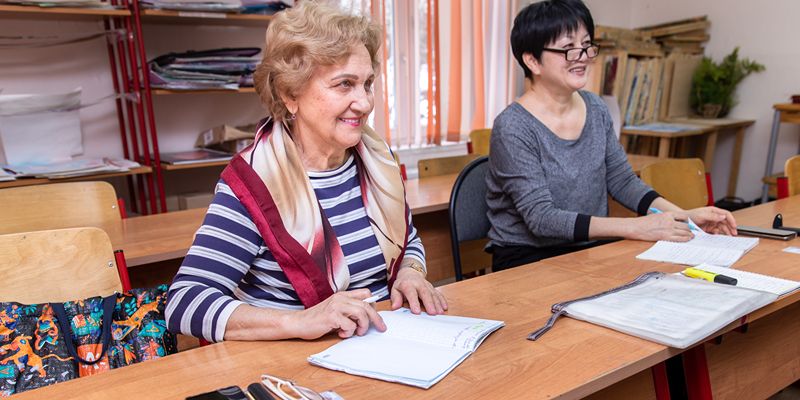 В более чем 400 столичных школах проходят занятия для участников проекта «Московское долголетие»
