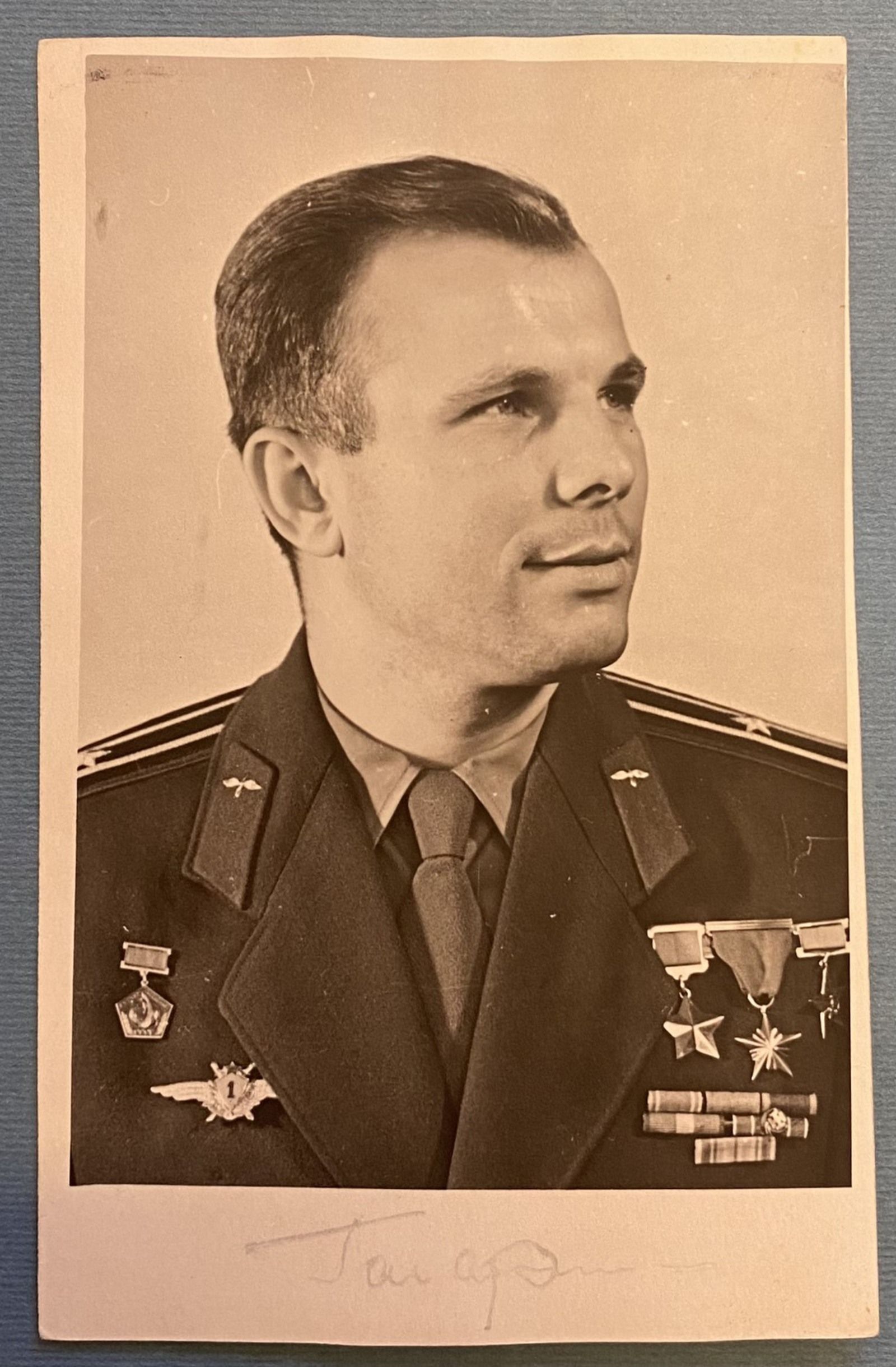 Фотография Юрия Гагарина с дарственной надписью Петру Огибалову на обороте. 1961 г. Главархив Москвы