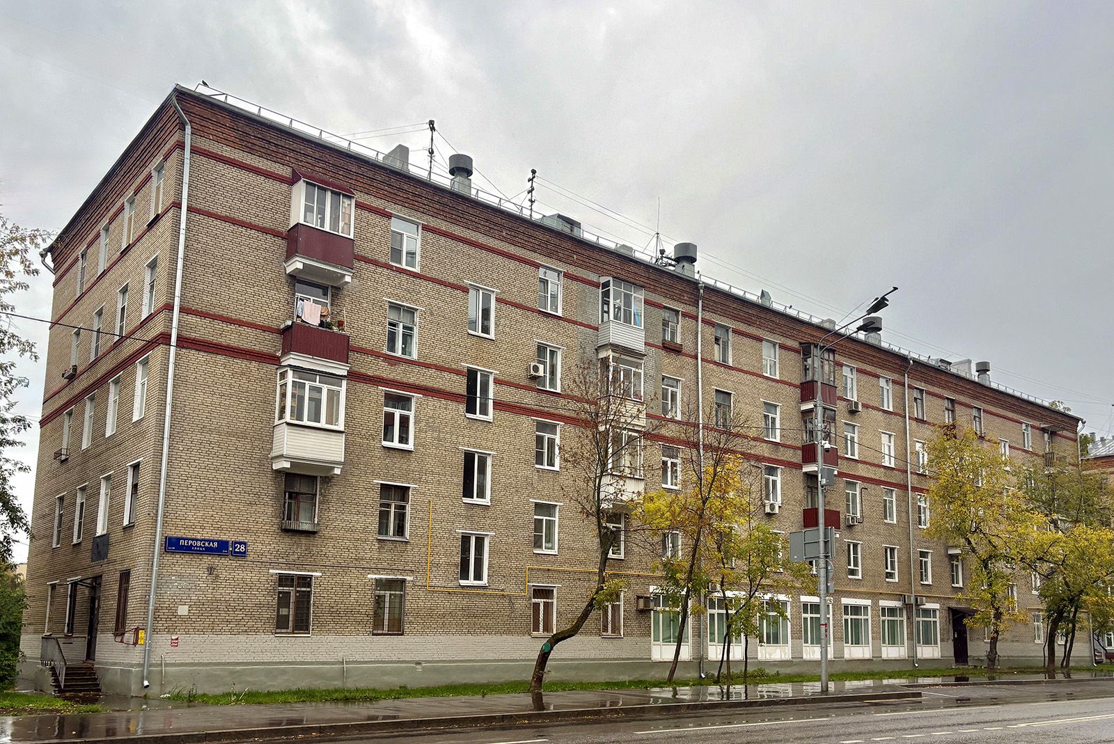 Более 850 домов с венчающими карнизами обновили по программе капремонта в Москве