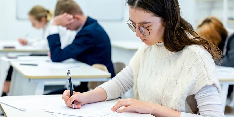 Московские выпускники сдают ЕГЭ по математике