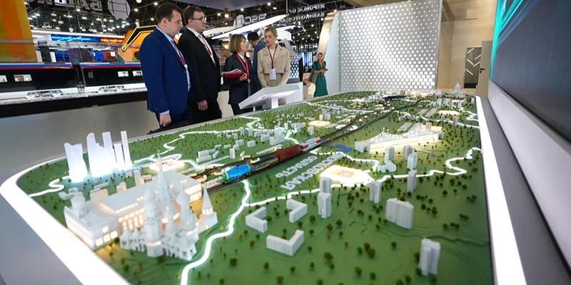 Макет высокоскоростной магистрали и современного поезда представили на Петербургском международном экономическом форуме