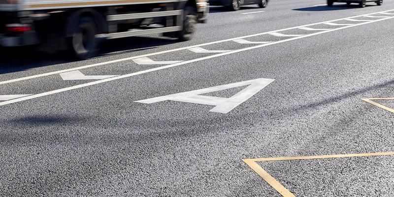 В трех округах Москвы организовали новые выделенные полосы