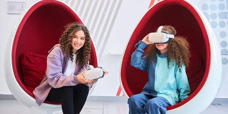 Интерактивная лента времени, велопрогулка по метавселенной и VR-кинотеатр: чем выставка «Умный город» на ВДНХ привлекает гостей