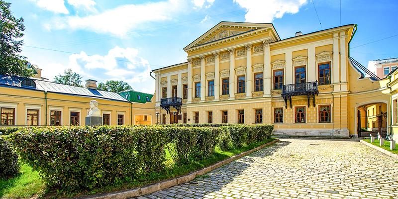 Уникальные фонды, десятки тысяч читателей в год: история Пушкинки в фактах и цифрах