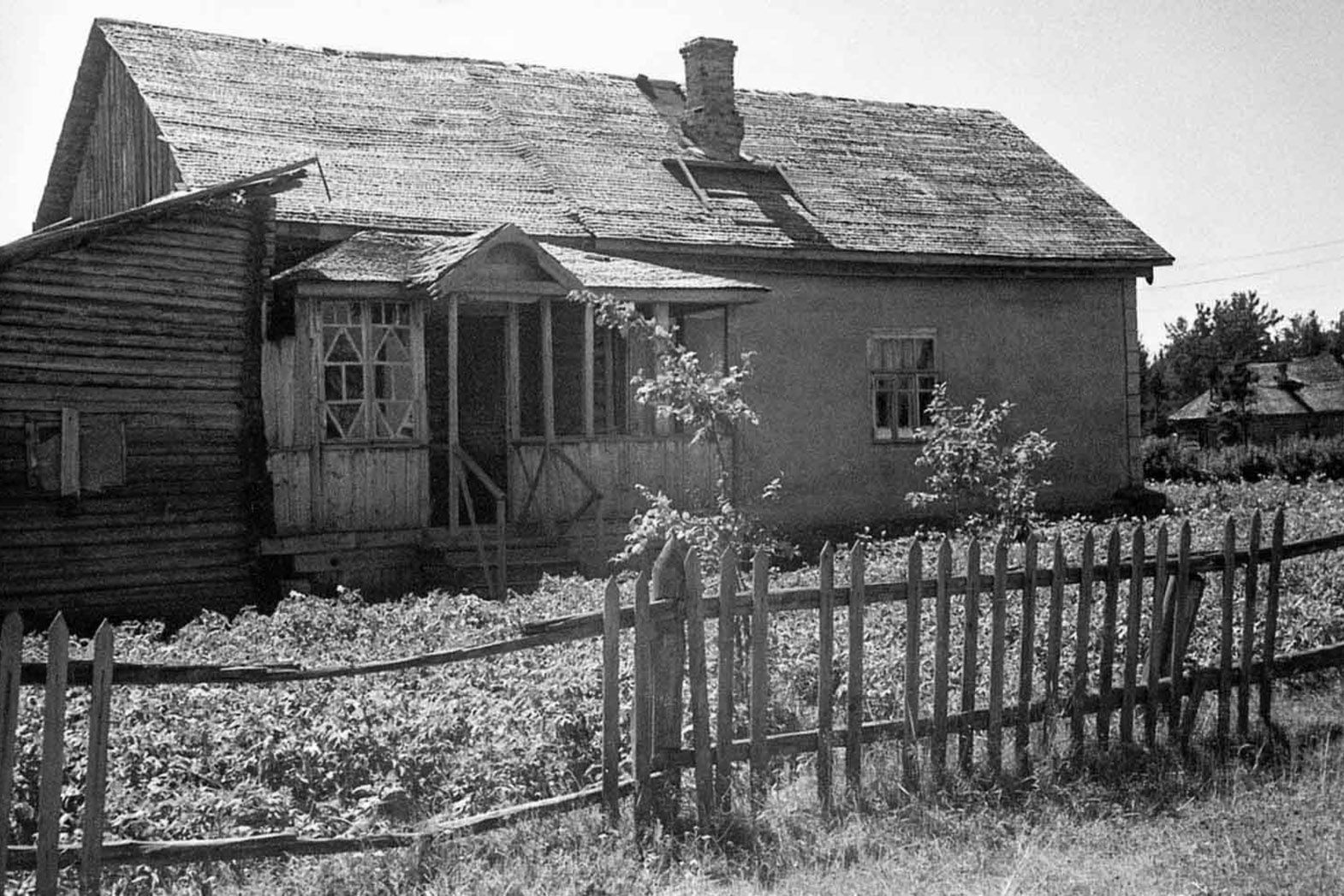 Деревенский дом. Московская область, Пушкинский район, село Новая Деревня. Август 1946 года. Фото Б. Лукьянова (сдатчик — Т. Малинина). Главархив Москвы Деревенский дом. Московская область, Пушкинский район, село Новая Деревня. Август 1946 года. Фото Б. Лукьянова (сдатчик — Т. Малинина). Главархив Москвы