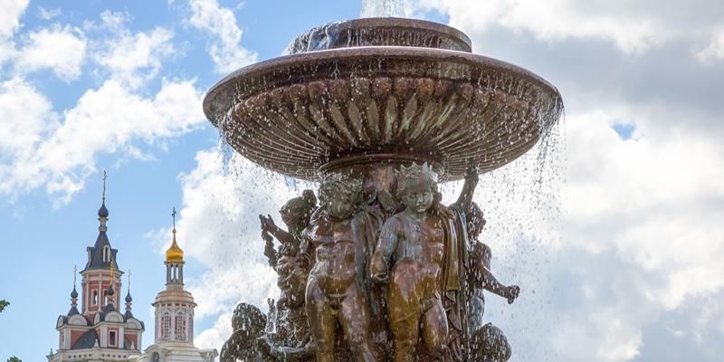 Один из старейших фонтанов Москвы обновили на Театральной площади