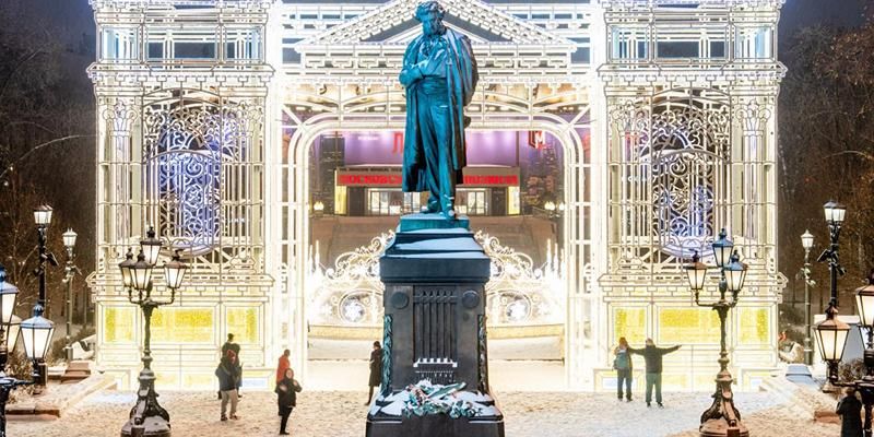 Центр Москвы украсили световыми арками