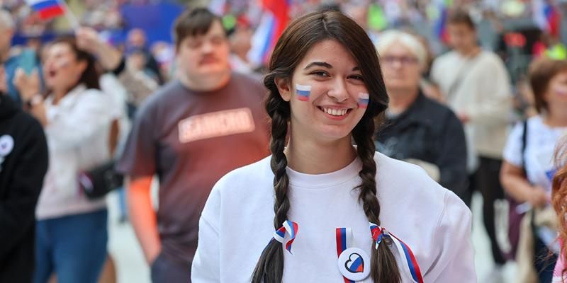 Триколоры, музыка и поздравления: как Москва встречает День России