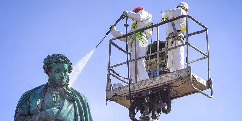 Около двух тысяч инженерных сооружений промоют в Москве после зимы