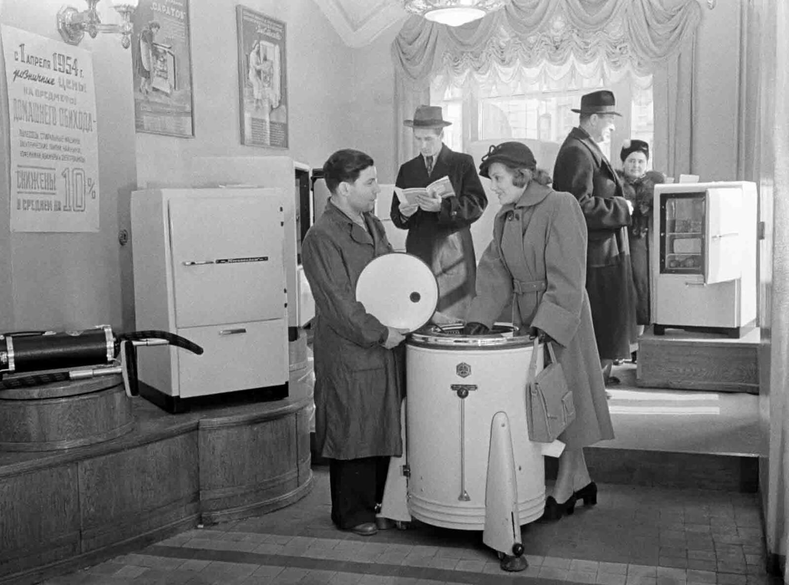 Продажа холодильников и стиральных машин в ГУМе. Москва. Апрель 1954 г. Фото Б. Колесникова. Главархив Москвы