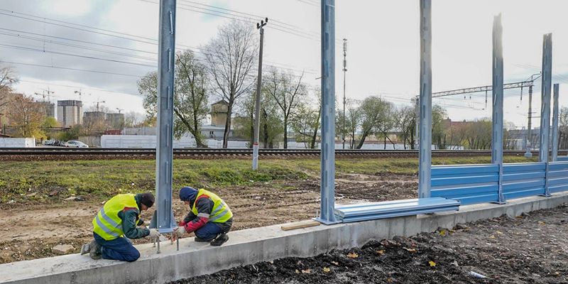 Установка шумозащитного экрана вдоль Керамического проезда завершена более чем наполовину