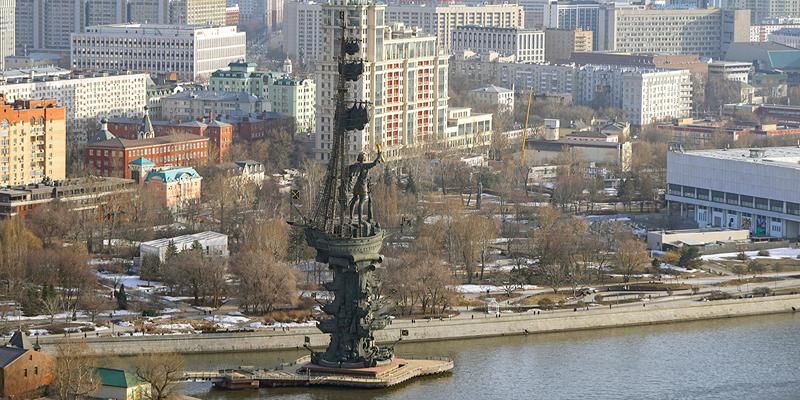 У памятника Петру I обновили деревянный настил