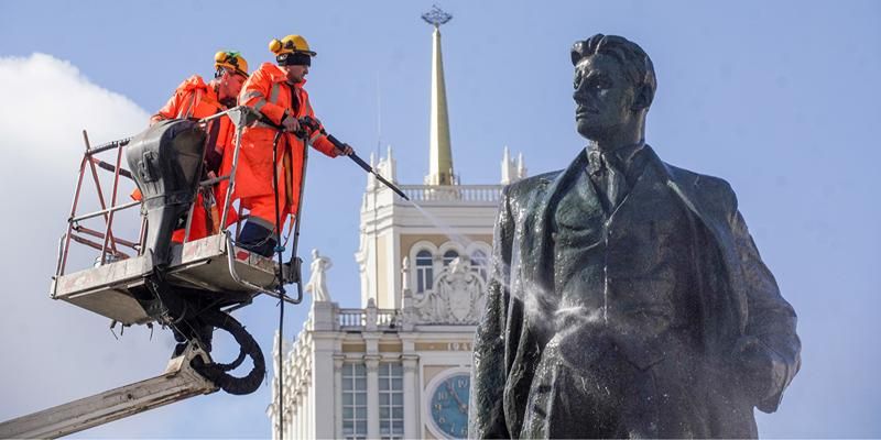 Более 1,1 тысячи памятников промоют в Москве в преддверии Дня города