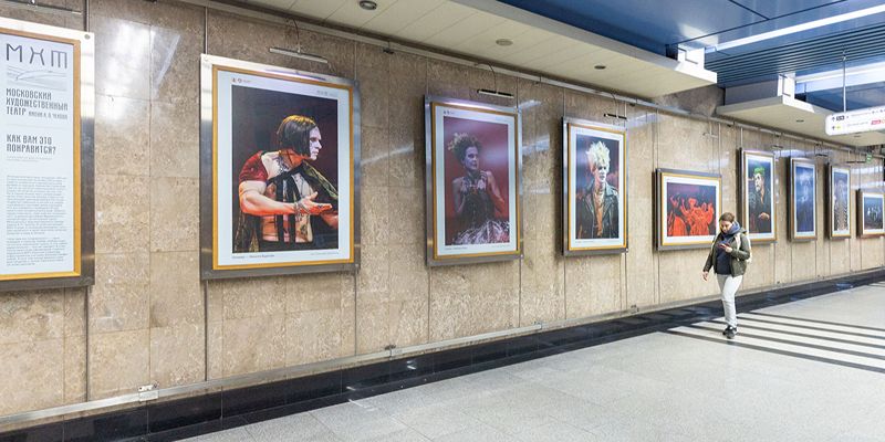 В столичном метро открылась выставка, посвященная спектаклю МХТ имени А.П. Чехова