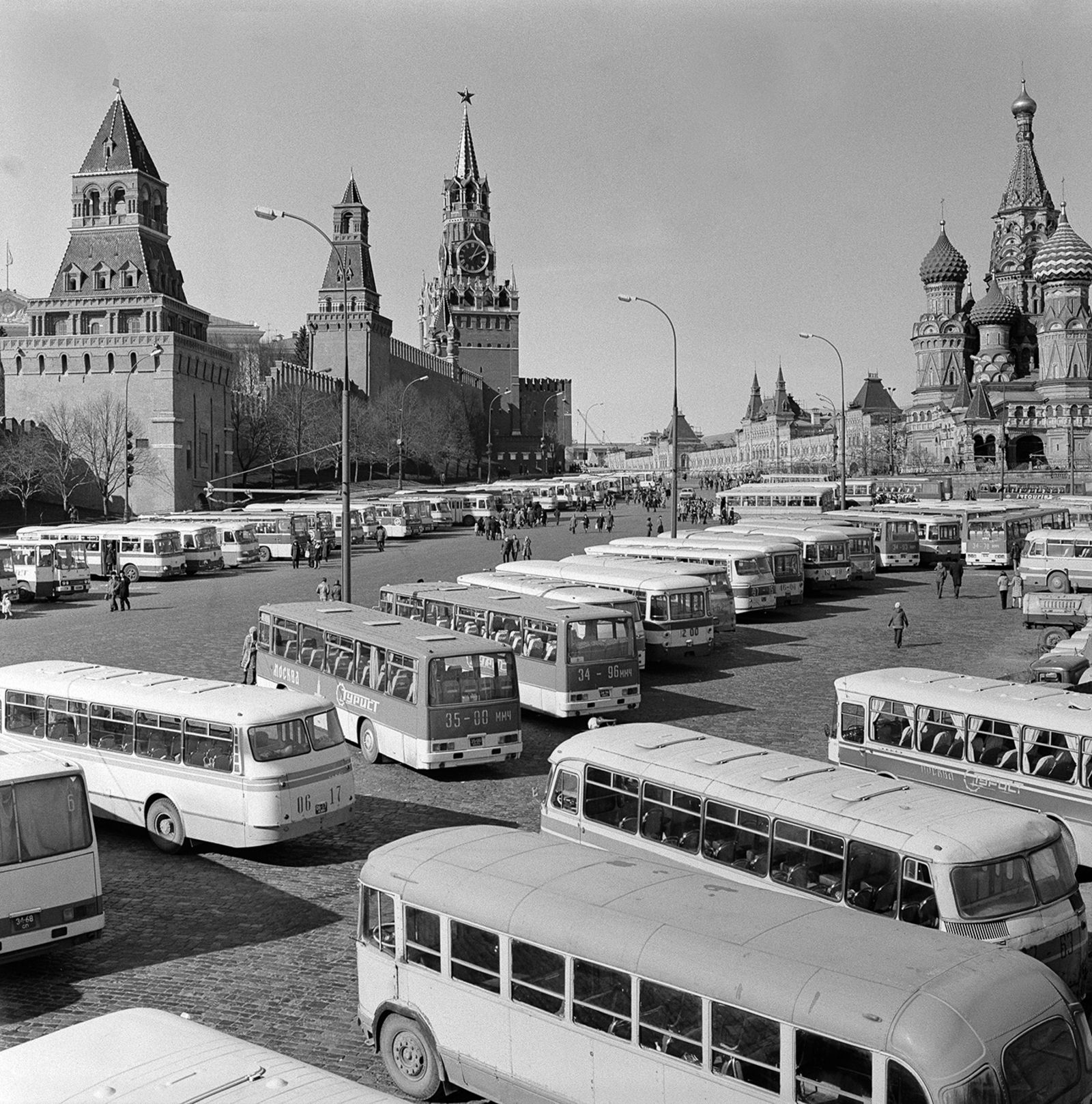 Экскурсионные автобусы у Красной площади. Автор – В.Б. Соболев. Москва. 1981 г. Главархив Москвы