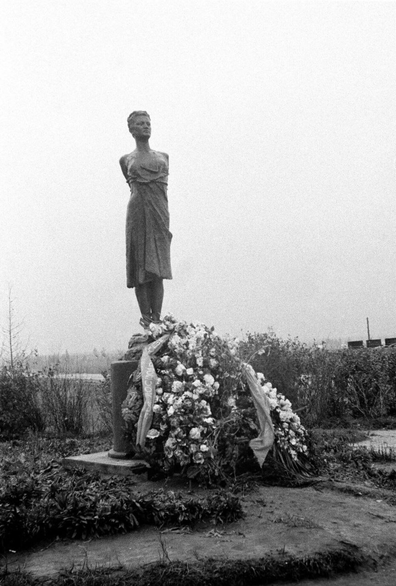 Памятник герою Советского Союза Зое Космодемьянской в деревне Петрищево. Автор– Е.Я. Берлин. 1950-е годы. Главархив Москвы