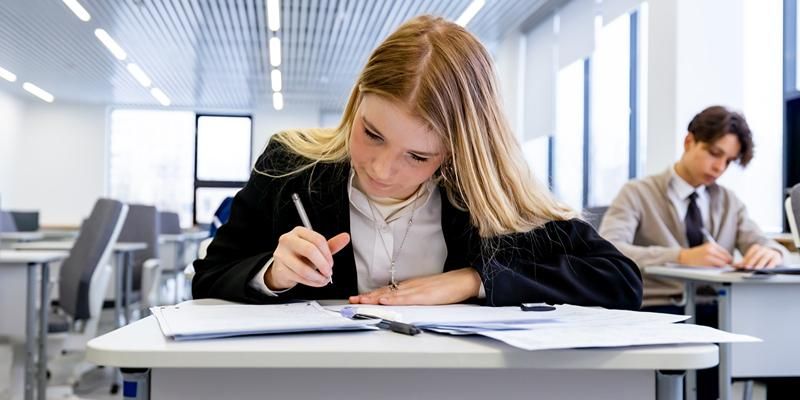 Столичные школьники начали сдавать ЕГЭ по биологии, географии и иностранным языкам