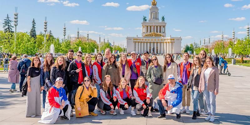 ВДНХ приглашает на фотовыставку, посвященную пятилетию волонтерского корпуса