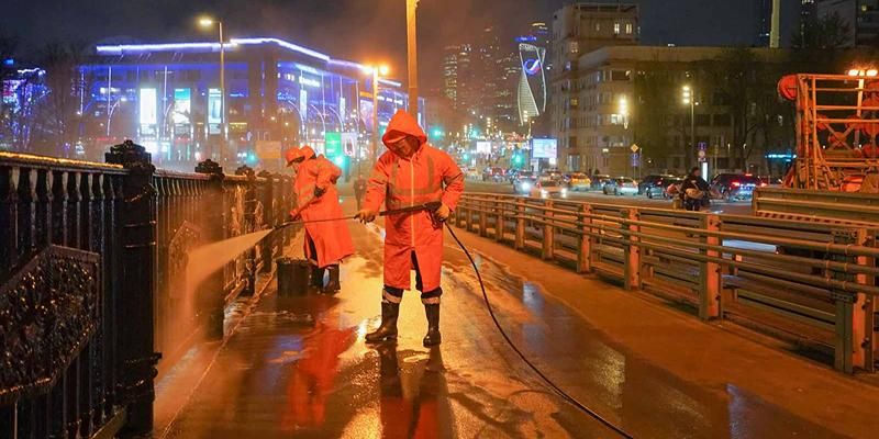 В Москве в рамках весенней уборки промыли Бородинский мост