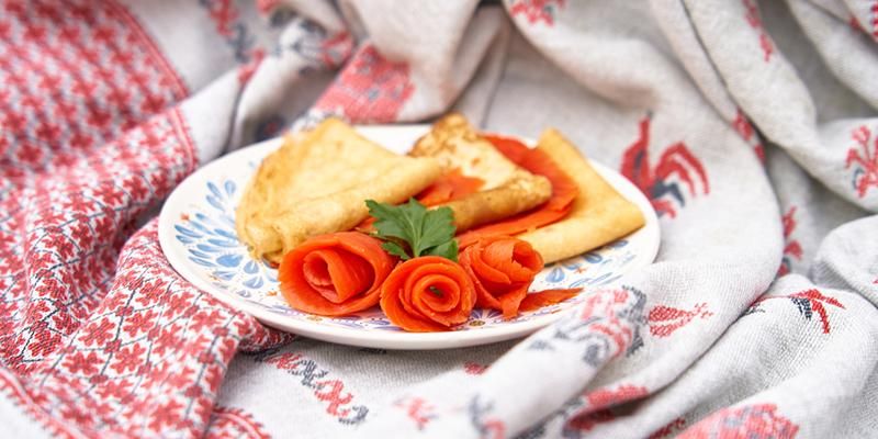 С икрой и форелью: какие блины приготовят на Масленицу на рыбных рынках