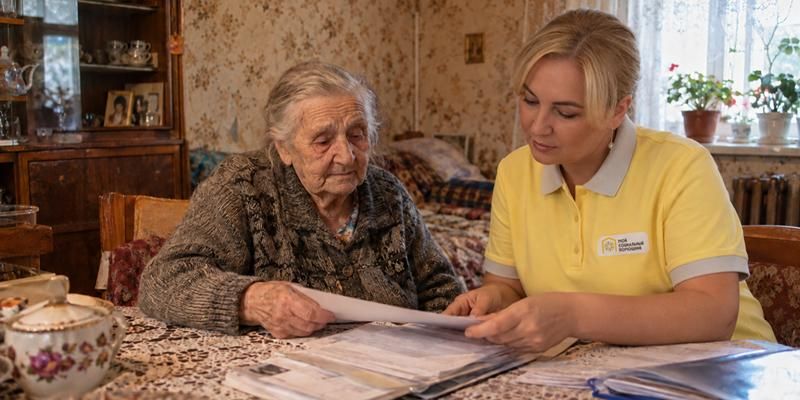 Рядом в трудную минуту: как город заботится об одиноких пожилых москвичах