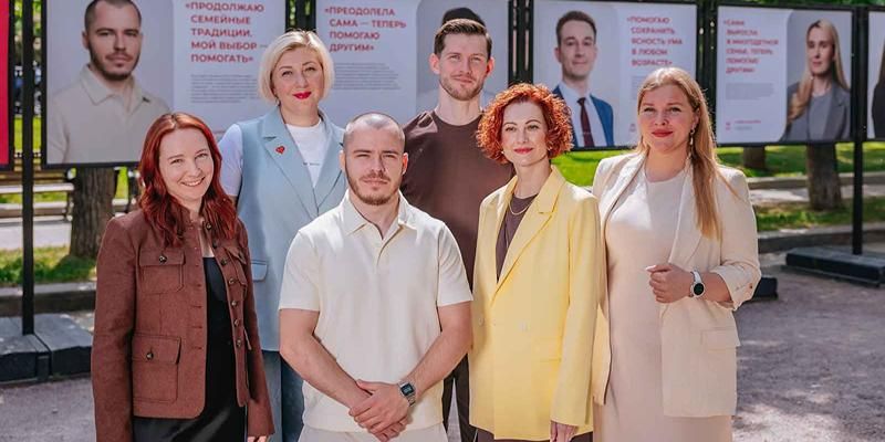 На Тверском бульваре открылась фотовыставка ко Дню соцработника