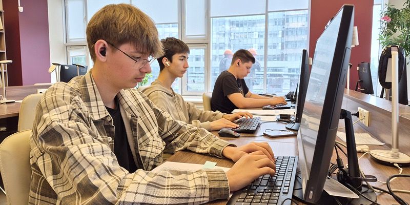 Главархив Москвы подвел итоги летних стажировок для подростков