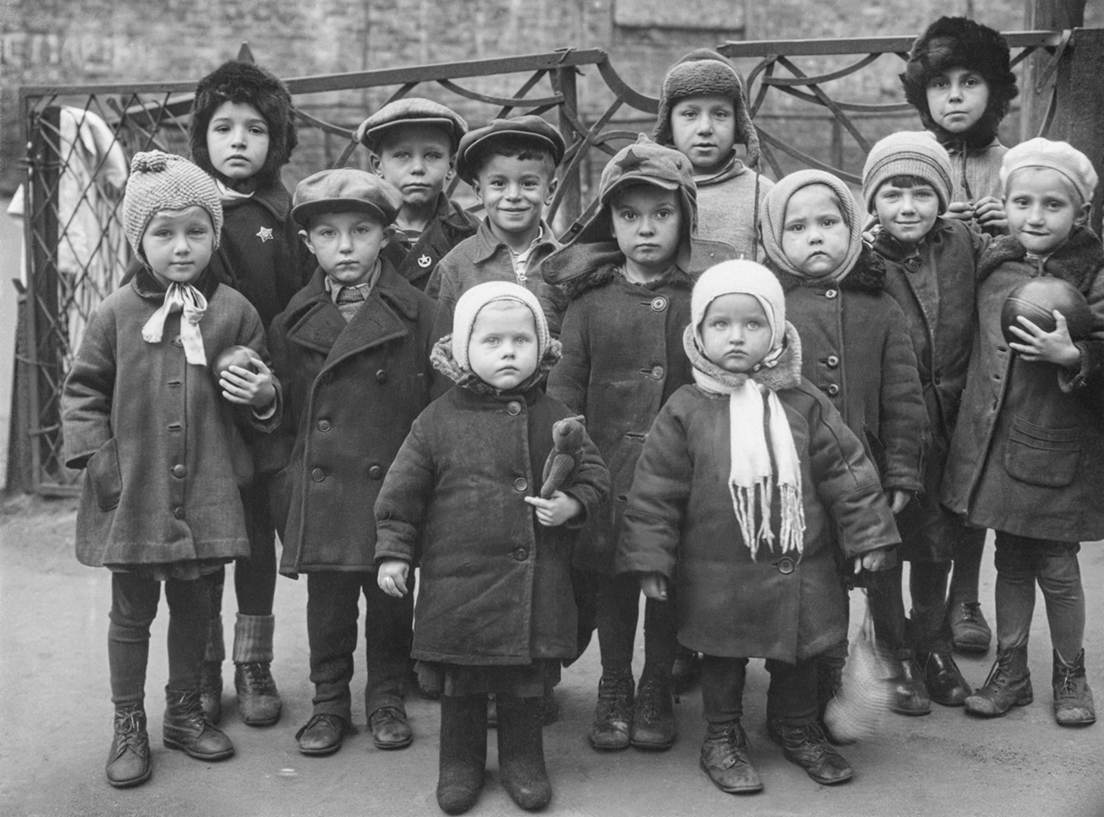 Группа детей во дворе в Малом Гусятниковом переулке. Автор – неизвестен (сдатчик – Т.В. Малинина). Москва. Начало 1930-х гг. Главархив Москвы
