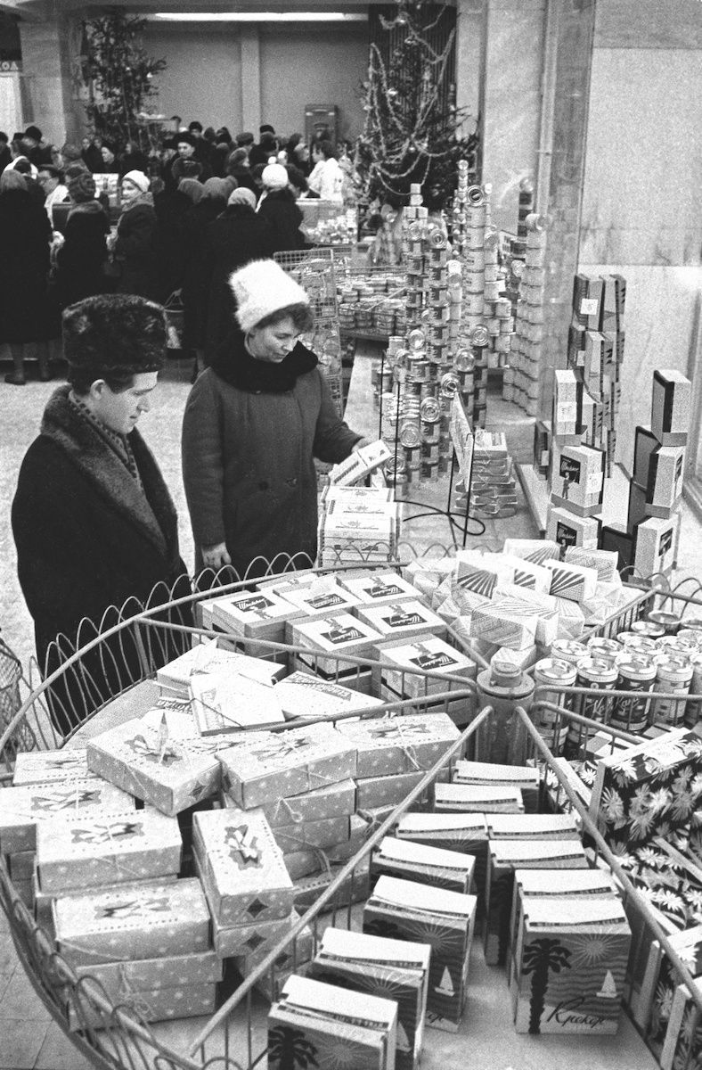 В кондитерском отделе магазина самообслуживания на улице Серафимовича. Фото Э. Евзерихина. Москва. 26.12.1965 г. Главархив Москвы