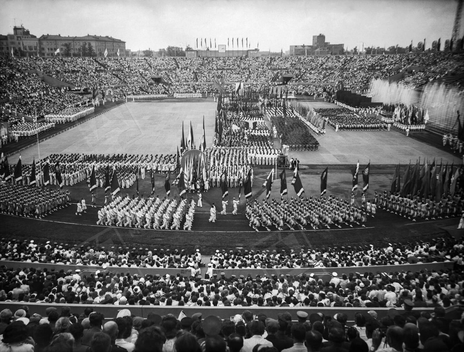 Всесоюзный парад физкультурников на стадионе «Динамо». Москва. 21 июля 1946 г. Фото В. Савостьянова. Главархив Москвы