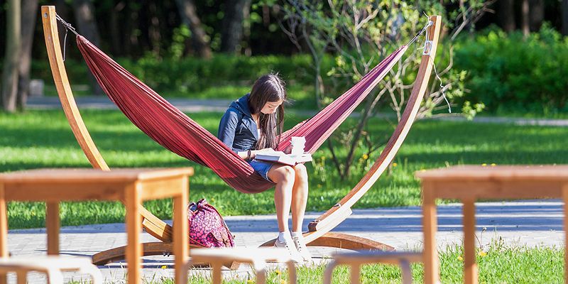 «Вафельное сердце», «Щегол» и «Авиатор»: какие книги чаще всего бронируют летом в сервисе «Библиотеки Москвы»