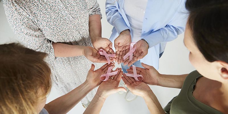 Осведомленность о недуге и консультации специалистов: как НКО поддерживают женщин, столкнувшихся с раком молочной железы