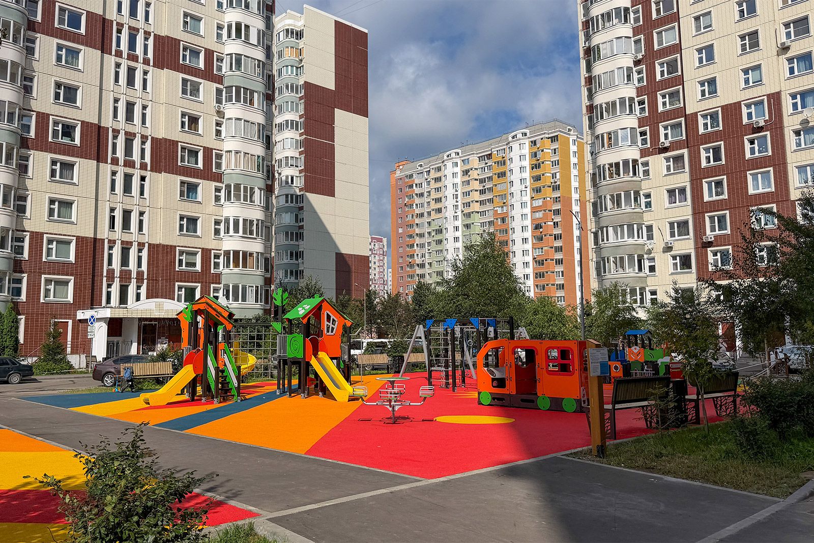 Перголы, парковые качели и садовые диваны: новые пространства для отдыха обустроили в Москве