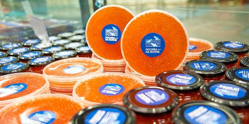 Красная икра горбуши, кеты и нерки нового улова появилась на рыбных рынках «Москва — на волне»