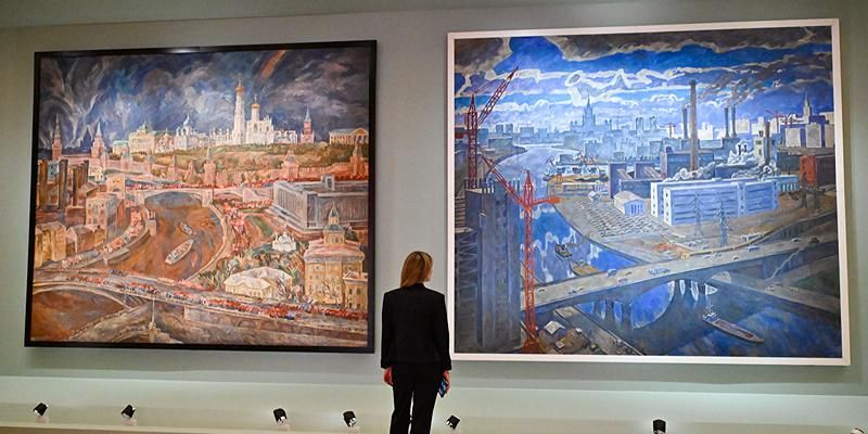 Москва трудовая и праздничная. Пять картин Русского музея, которые впервые показывают в столице
