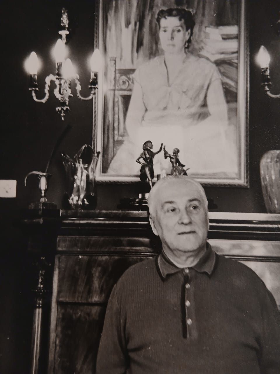 Сергей Ценин дома перед портретом жены Тамары Янко. 1977 г. Главархив Москвы