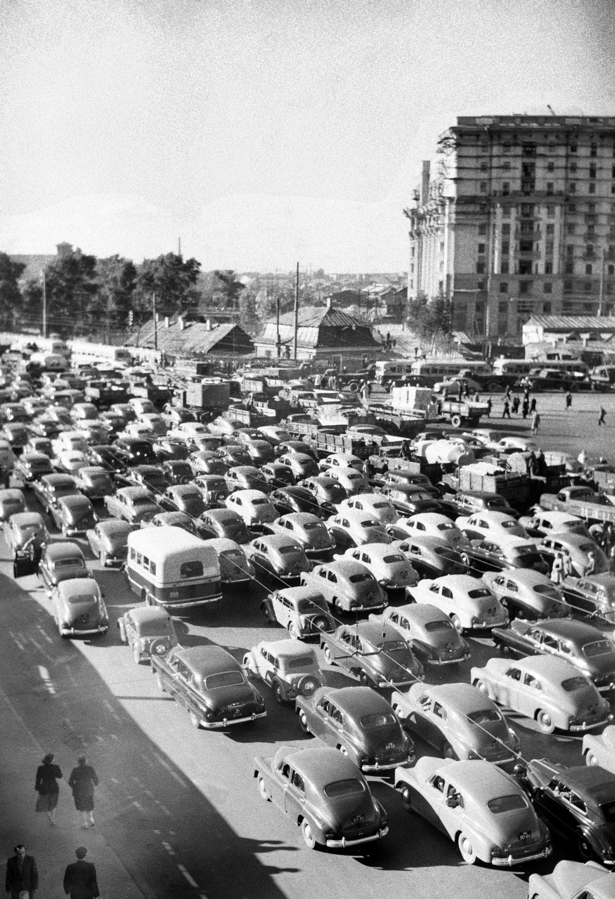 Движение в часы пик на одной из улиц столицы. Москва. Июль 1955 г. Фото Д. Чернова. Главархив Москвы