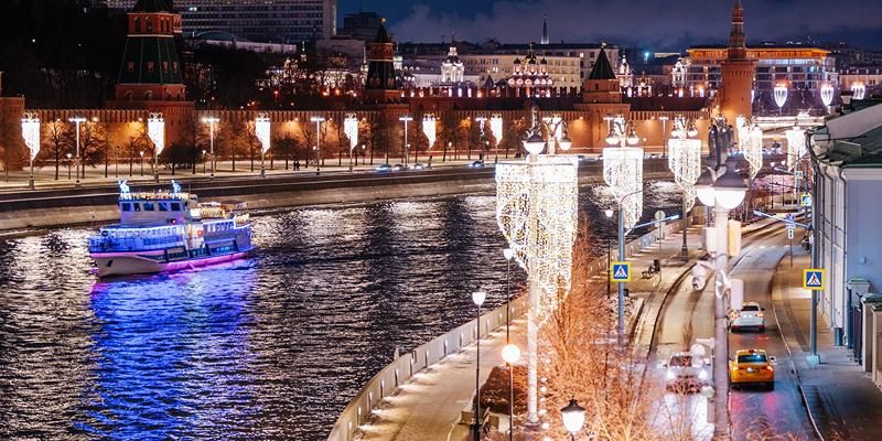Столичные набережные украсили к новогодним и рождественским праздникам