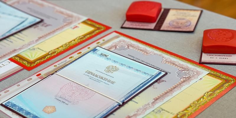 Свыше восьми тысяч столичных школьников получили медали за успехи в учебе