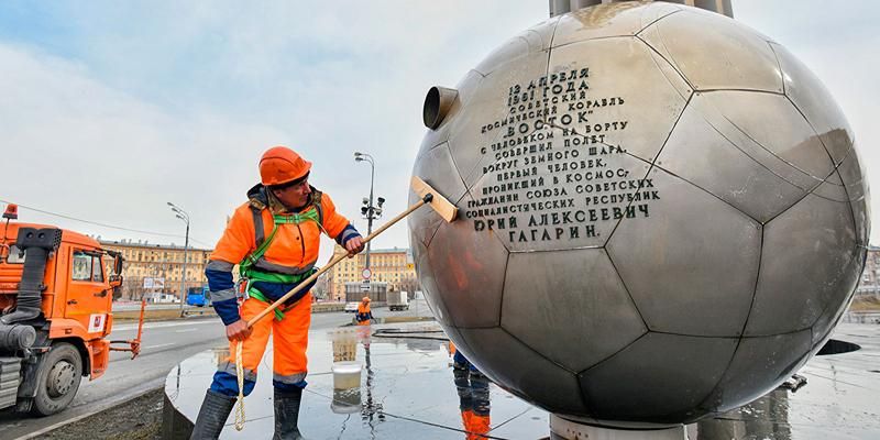 Более 1,1 тысячи памятников промыли в Москве в преддверии зимы