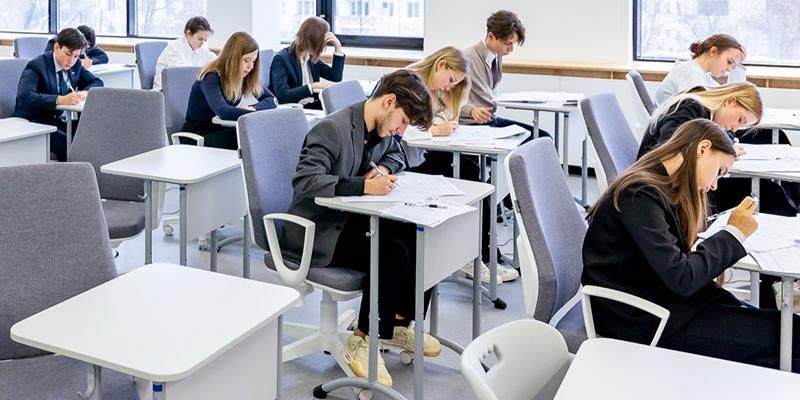 Столичные одиннадцатиклассники приступили к сдаче ЕГЭ по русскому языку